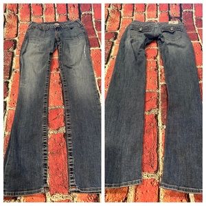 True Religion straight size 27
Faux crystals on back pockets 
Inseam 33”